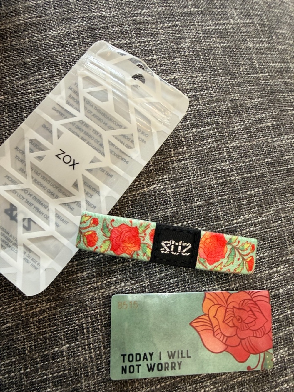 SÜZ Floral Elastic Bracelet in Mint Green with Red Roses Small